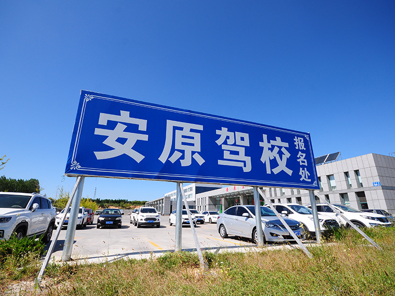 高速六大(dà)行車訣竅 停車提前警示避免追尾